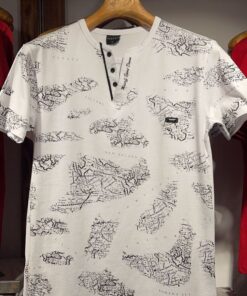 Yaka Şeritli,Düğmeli Beyaz Üzerine Siyah Baskılı-ERKEK T-SHIRT