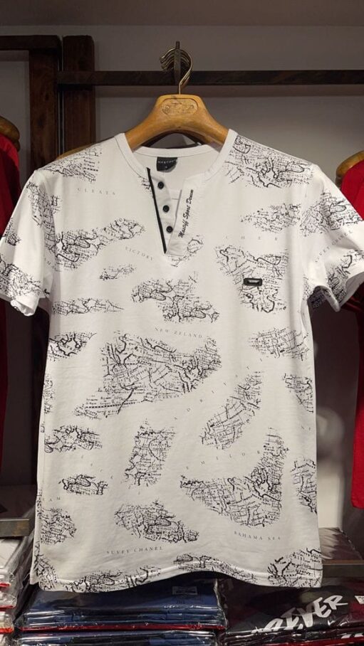 Yaka Şeritli,Düğmeli Beyaz Üzerine Siyah Baskılı-ERKEK T-SHIRT